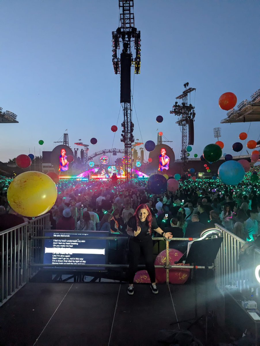 Lisa_M_Harvey's tweet image. Never know what you’ll have to do on the job! Goalkeeper, air guitarist or actual performance interpreting 😂 @electricginger keeping her cool managing all the literal obstacles coming her way! @PerformInterp @coldplay @coldplayaccess @mcd_productions #access #islaccess