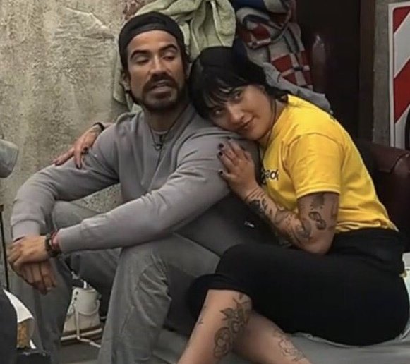 httpsjaaz's tweet photo. La ppt: "dime con quién andas y te diré quién eres" AH DALE TIRATE TIERRA TRANQUI 😂

#GranHermanoCHV #GranHermanoChile https://t.co/WfkdAqTWd2