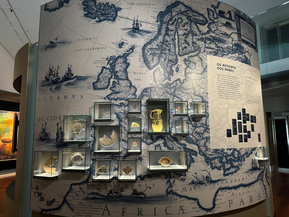 En #pontevedranotempo temos unha instalación da que fiquei moi satisfeito: unha representación visual dun dos grandes tesouros, ao meu ver, da cidade: a súa impresionante colección arqueolóxica de cerámica medieval e moderna.