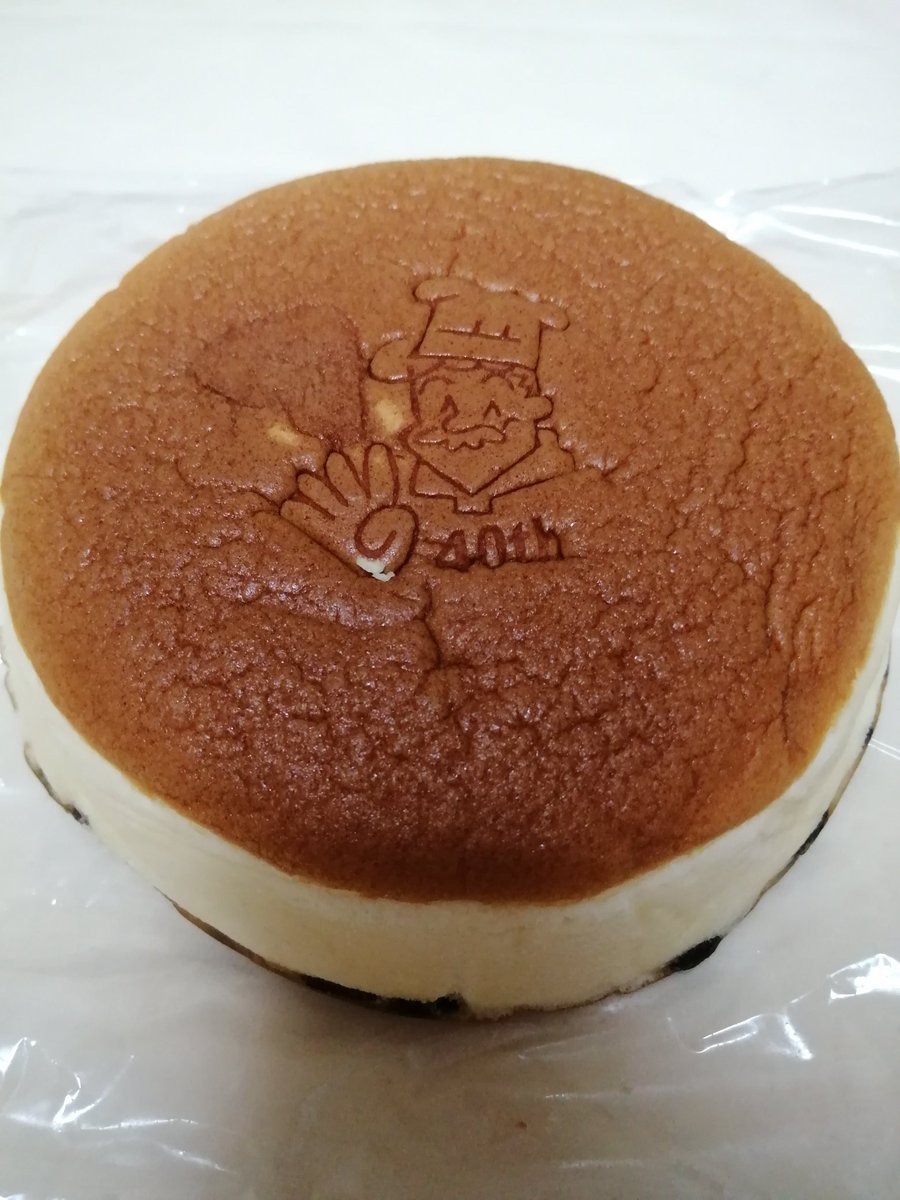 sakura202006's tweet photo. りくろーおじさんのチーズケーキ　40周年❗　買ってみた😁 https://t.co/AGovd4mYPp