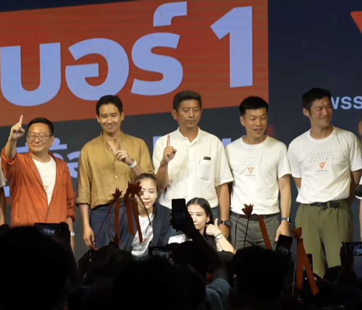 มองมุมใหน ก็ไม่เหมือน ประชาชนไทย ที่เป็นบรรพบุรุษเราสักคน ธร ธา เท้ง รวมพลพรรค แหกตา ประชาชน คนไทย แบบ เรา ๆ ชัด ๆ ยิ่งไอ้ นายใหญ่ ไม่เคยละม้าย คล้าย ประชาชน คนไทย เลย หลอกแล้ว หลอกอีก บรรพบุรุษ ของเรา จะเสียใจแค่ไหน