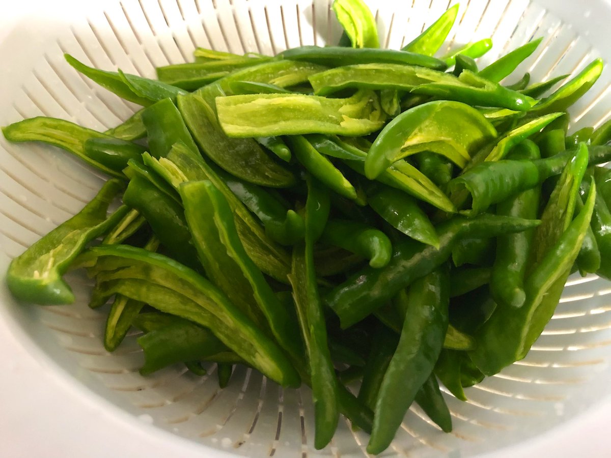 柚子胡椒を作ろうと、唐辛子を切って洗っていたら、空気中に舞った辛成分で粘膜がやられました。
鼻水が止まらなくなり、鼻をかんだら手についた辛み成分で鼻と唇が腫れ、その後トイレに行ったらオチ◯ンチンがヒリヒリ痛くなるという最高の1日を過ごしました。