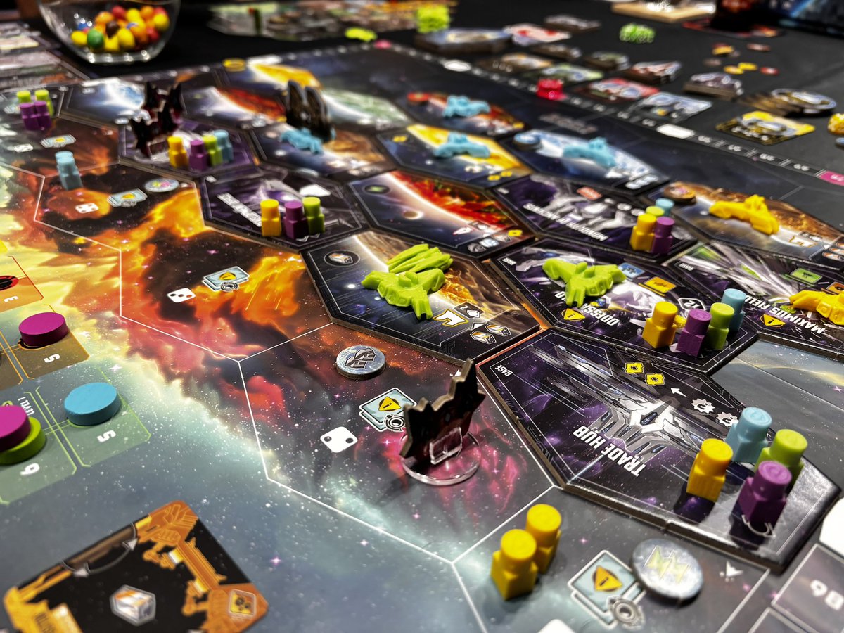 Première partie de andromeda’s edge hier, 3h à 4 joueurs sûrement 2h30 les prochaines pour une partie durée moyenne , une partie très serrée victoire du fiston, 12 factions disponibles dans la boîte