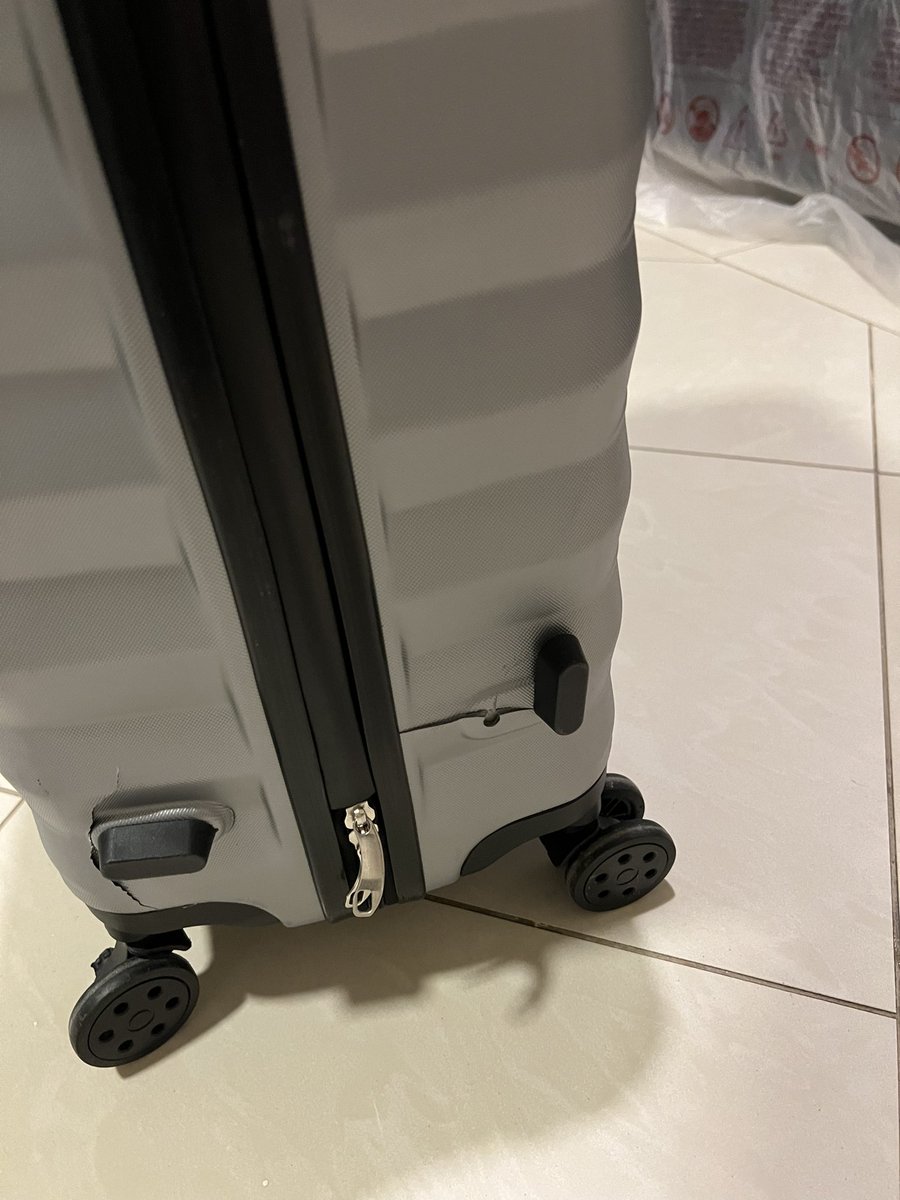 almurooj_riy's tweet photo. @omanair للاسف طيران لا يقدر العميل.. في رحلة العودة من بوكيت - مسقط - الرياض تضررت ٣ شنط ورفضتوا التعويض الا عن وحدة والآن لها شهر المطالبة بدون اي تواصل… طيران لا يقدر عملاءه لا انصح به https://t.co/MLZDXUZ2B5