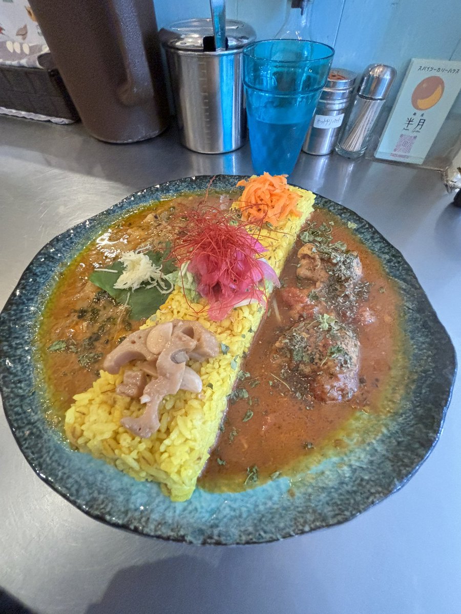 「スパイシーカリーハウス 銀座半月」さんにお邪魔してきました。
カレーに出汁とスパイスが効いていて、味・香りが楽しめてとても美味しかったです。また異なるメニューを試してみたいと思います。