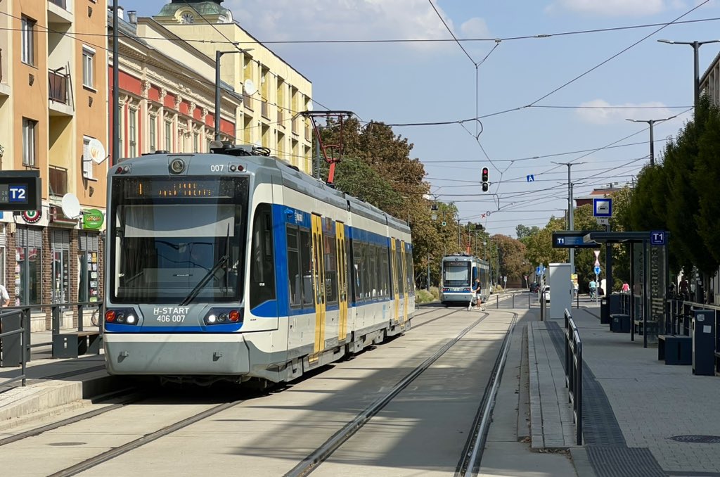 tramathon's tweet image. Having a great day out in #Szeged to see the ‚interurban‘ #tram line 1 to Homezövásárhely, served by #Stadler #tramlink cars