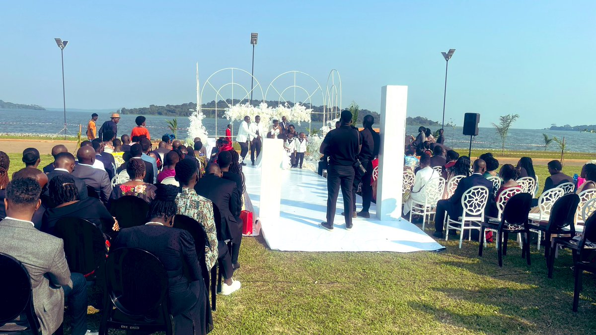 de_enginiya's tweet image. I recently attended a wedding on the beach side at Speke Resort Munyonyo and I was so impressed by the simplicity of the function that i thought Ugandans should embrace such approach more…for so many reasons. 

1. Small guest list of about 100 people.
2. The marriage ceremony…