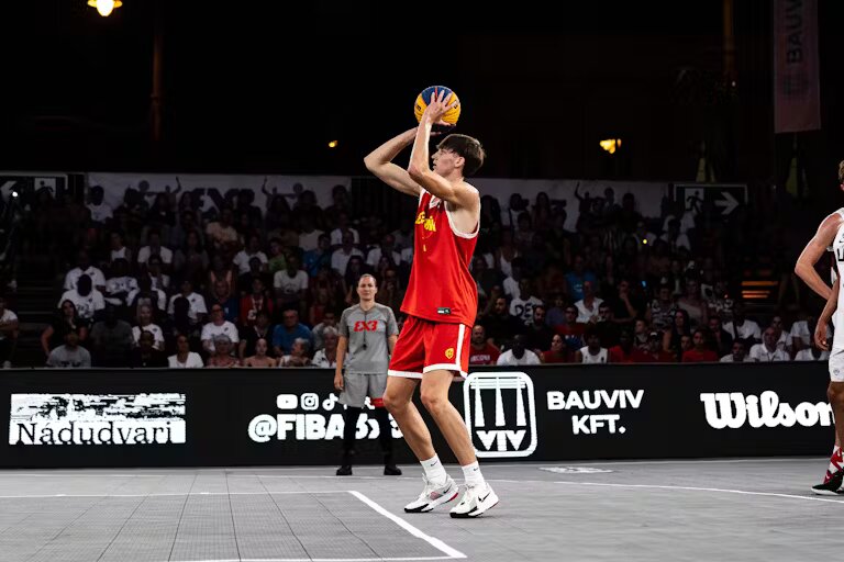 Alex Huguet, BRILLO MUNDIAL en el #3x3U18WC 🔝

El jugador de la #U18M3x3 🇪🇸, integrante del equipo ideal de  la competición 💪

#SomosEquipo