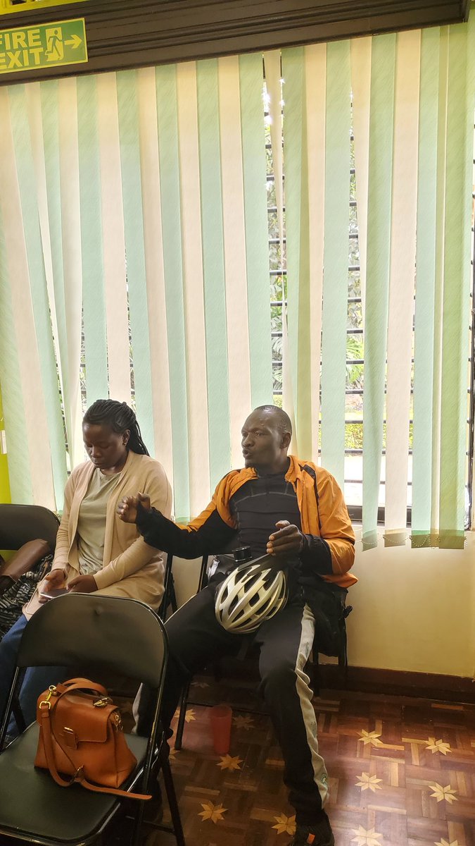 Chepchumba_C's tweet photo. Today @Ubunifu_Hub holding a community conversation around waste management with community members and @gp_kenyagroup volunteers. The conversation looks into educating the community and bringing out action points to be worked on around waste management. 
#CommunityConversations https://t.co/CBFXGZEyl6