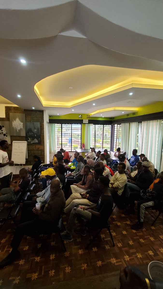 Chepchumba_C's tweet photo. Today @Ubunifu_Hub holding a community conversation around waste management with community members and @gp_kenyagroup volunteers. The conversation looks into educating the community and bringing out action points to be worked on around waste management. 
#CommunityConversations https://t.co/CBFXGZEyl6