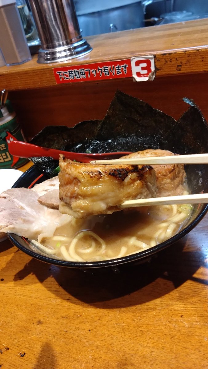 Versus34Style's tweet photo. 夜ご飯に相模原にある #家系ラーメン #大将家 さんに訪問です、 #MAXラーメン 頼んだらコレですよ💦食い切れる気がしねぇー💦 https://t.co/oPEnrlLD6k