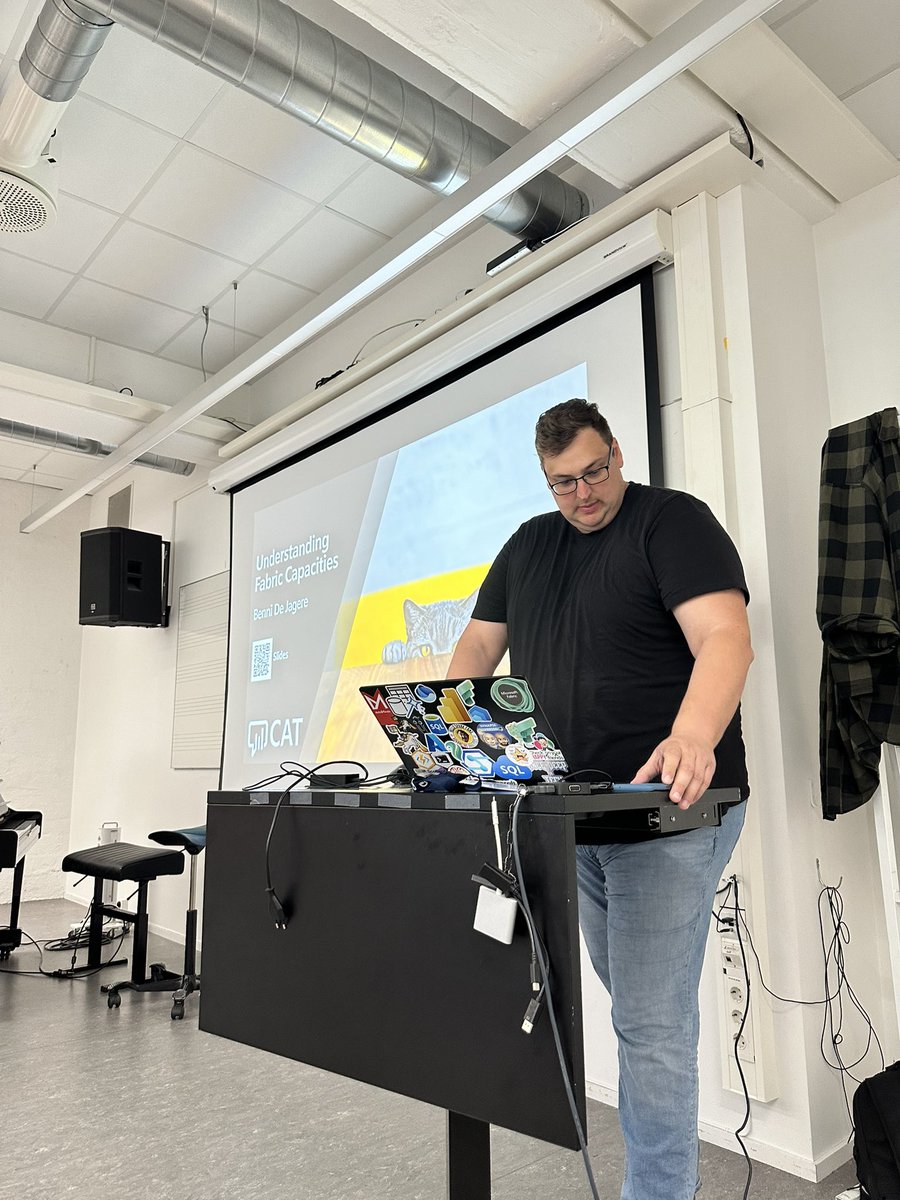 GeekInData's tweet image. Informative session by @BenniDeJagere on Fabric Capacities!👏🙌