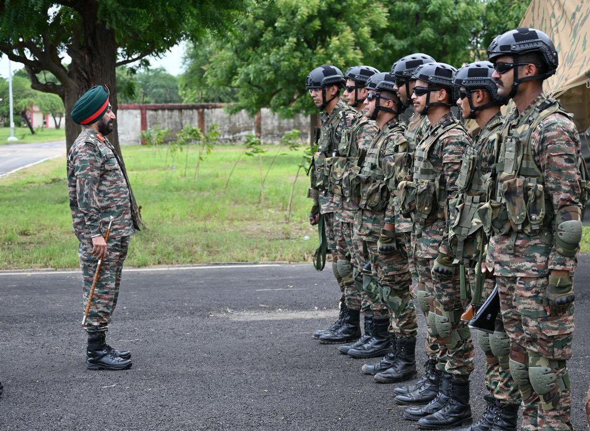 IaSouthern's tweet photo. Maj Gen APS Chahal, SM, GOC #AgnibaazDivision, visited the Ghatak Strikers, Nasirabad to assess the operational preparedness and combat readiness of the Formation.During his visit, he witnessed inventive innovations and immaculate drills of Intelligence, Surveillance & Reconnaissance (ISR) and long-range weapon systems. He also interacted with all ranks, commending them for their exceptional performance and unwavering professionalism.

#SouthernCommand 
#SudarshanChakraCorps 
@adgpi 
@PRODefPune 
@SpokespersonMoD
