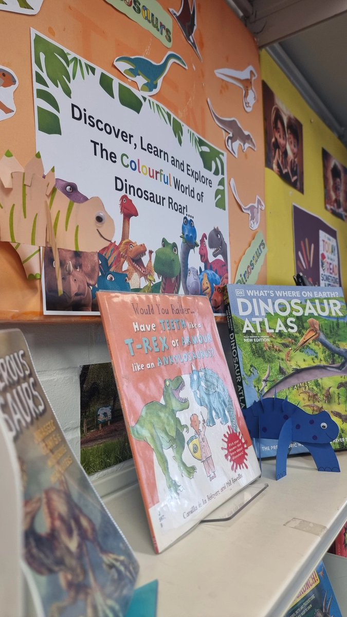 Im_Negomi's tweet image. Dinosaur books, Dinosaur crafts! ✨️📚🖤🦕🦖
Visit @Better_Balham every Saturday  2 - 4pm for Craft Club 🎨
@wandsworthlibs 
#LoveLibraries #CraftClub #BalhamLibrary