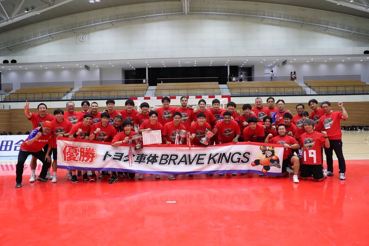 bravekings_tab's tweet photo. 🔴🔵┈┈┈┈┈┈┈

　　　優勝🏆🏆
           32-24

┈┈┈┈┈┈┈┈┈🔴🔵

高松宮記念杯第12回全日本社会人
ハンドボール選手権大会 決勝
🆚 #トヨタ紡織九州レッドトルネードSAGA
📺 https://t.co/VS3iWmgkRk…

#ブレイヴキングス刈谷🦍
#ハンドボール https://t.co/9e0KpCTDdQ
