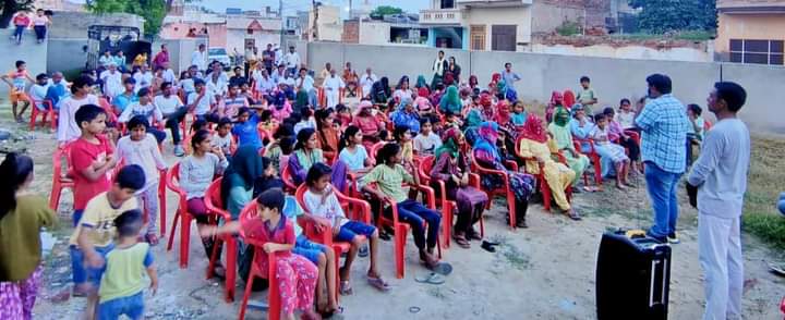 VanditMoun's tweet photo. *महिला पंचायत* ( न्य���ली कला )
जब नुक्कड़ सभा जनसभा में बदलने लगे तब समझो बदलाव आने वाला है . 

भाई उमेश शर्मा की जनसभाओ में लगातार बढ़ती भीड़ आम जनमानस में उनकी बढ़ती लोकप्रियता की कहानी बया करती है 

#बदलेंगे_हरियाणा_का_हाल_अब_लायेंगे_केजरीवाल https://t.co/D9RgugLlVt