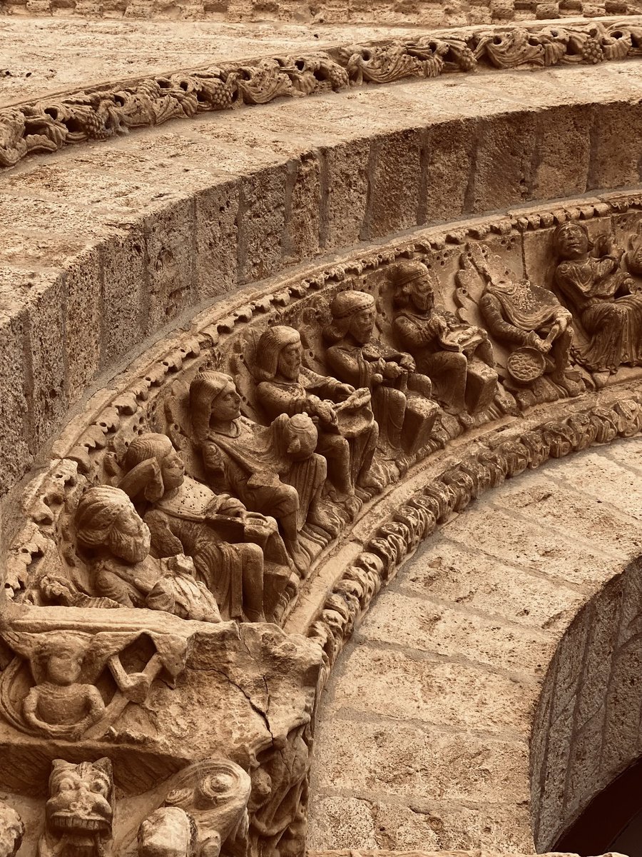 LaHuellaRomnica's tweet image. Una de las escenas más interesantes de nuestro románico está en la portada de la Iglesia de Santiago de Carrión de los Condes.