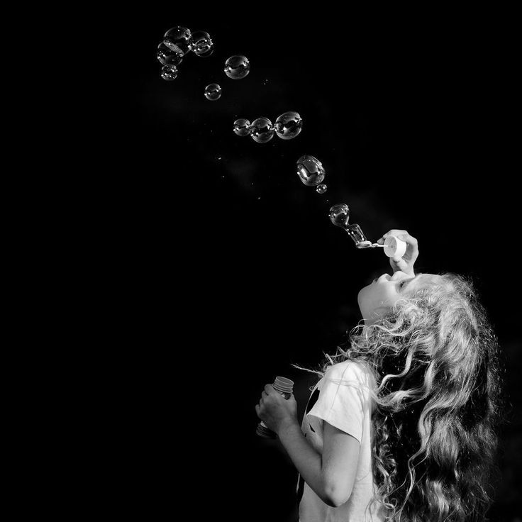 و
أحْياناً 
عليك أنْ تُغمض 
عيناك لترى الدُنيا بوضوح .