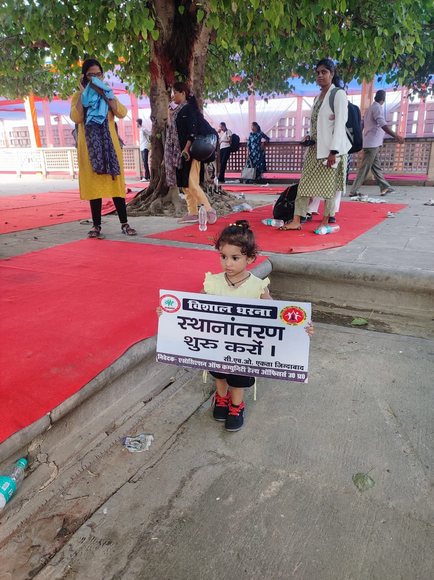 Narendr75862097's tweet photo. @officer_cho @PMOIndia @myogiadityanath @brajeshpathakup @Sen2Partha @NHM @BJP4UP तानाशाही नही चलेगी.... 
"हम अपना अधिकार मांगते, नही किसी से भीख मांगते "
"अभी करो अर्जेंट करो, हमको परमानेंट करो "
#नियमितिकरण_हमारा_हक
#boycott_ams_inUP
#CHOकी_जायजमांगोंको_पूराकरो
@PMOIndia @JPNadda @myogiadityanath @brajeshpathakup @Sen2Partha @nhm_up @aajtak @ABPNews @AvvniC https://t.co/nL1Hu8EGYy