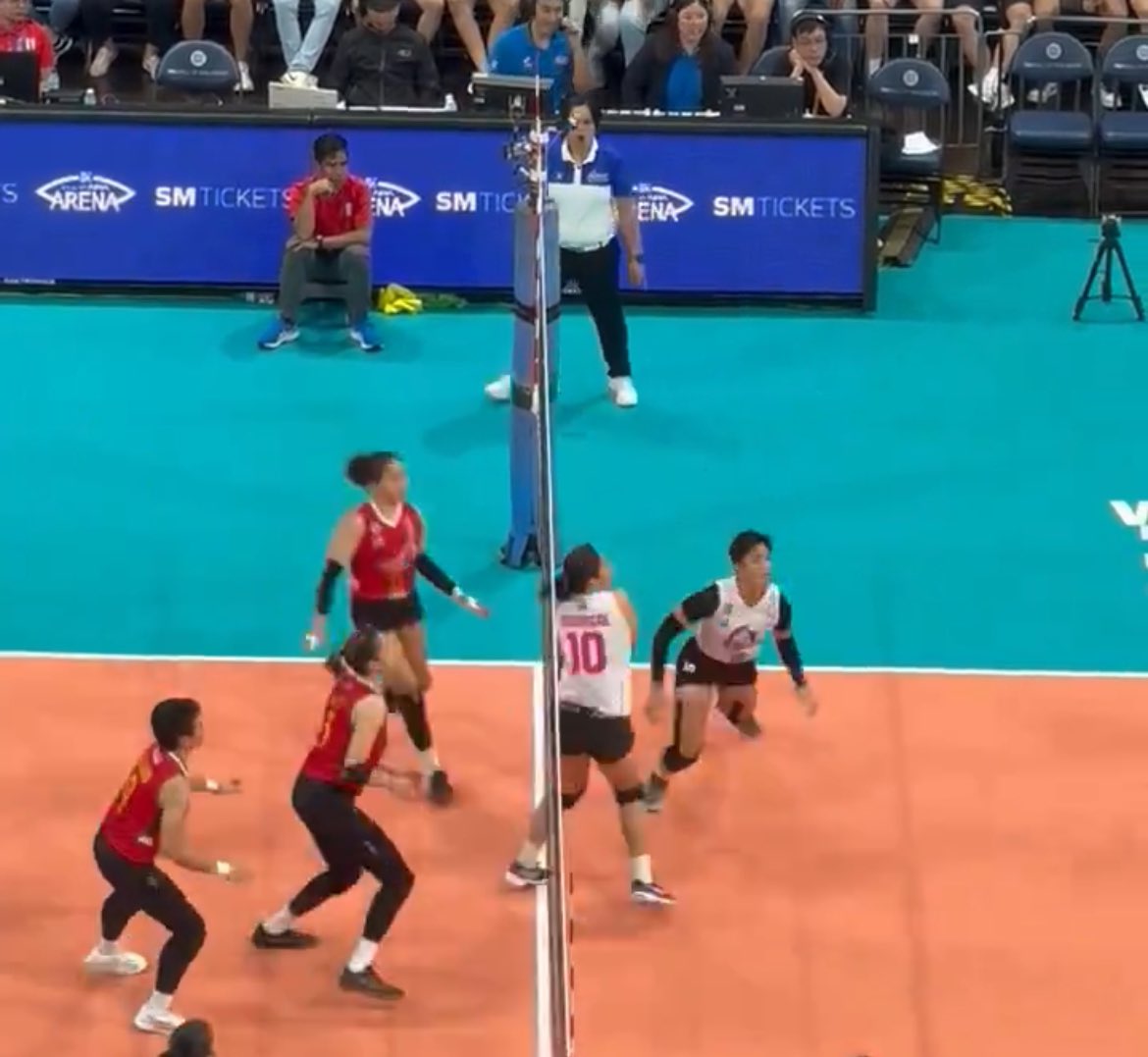 heyralphhey's tweet photo. So sino pala tinitignan ng second referee??? Gagging over this terrible officiating kawawa PLDT anlala. #PVL2024 https://t.co/GXURSPJ7oj