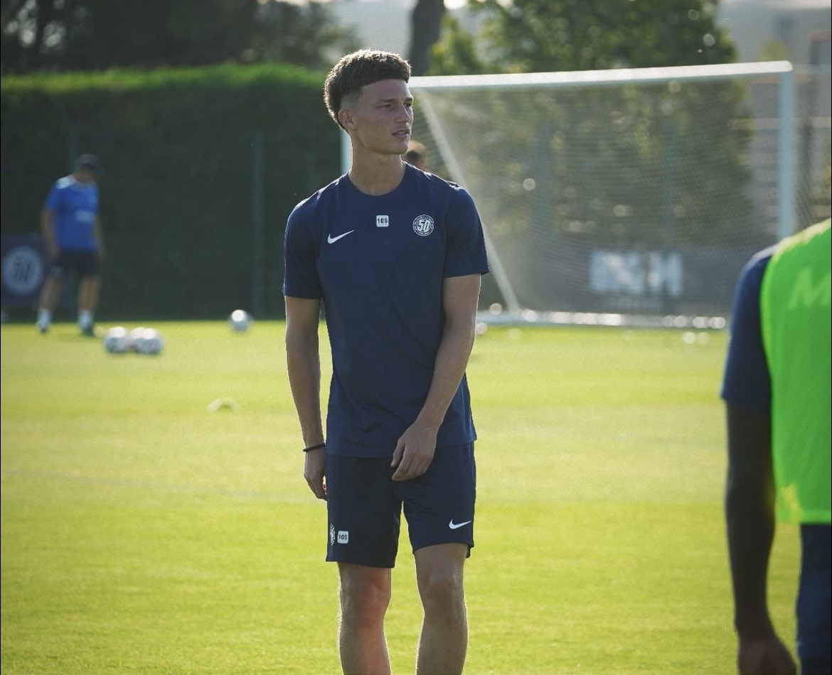 maxpouj34's tweet photo. Après une période de blessures, le milieu de terrain Stefan #Dzodic a repris avec le groupe professionnel et est appelé pour la première fois en équipe de Serbie Espoirs #MHSC 🇷🇸 🔶🔷
Ne jamais rien lâcher #TeamMHSC 💪🏼 https://t.co/y1Tu27s60L