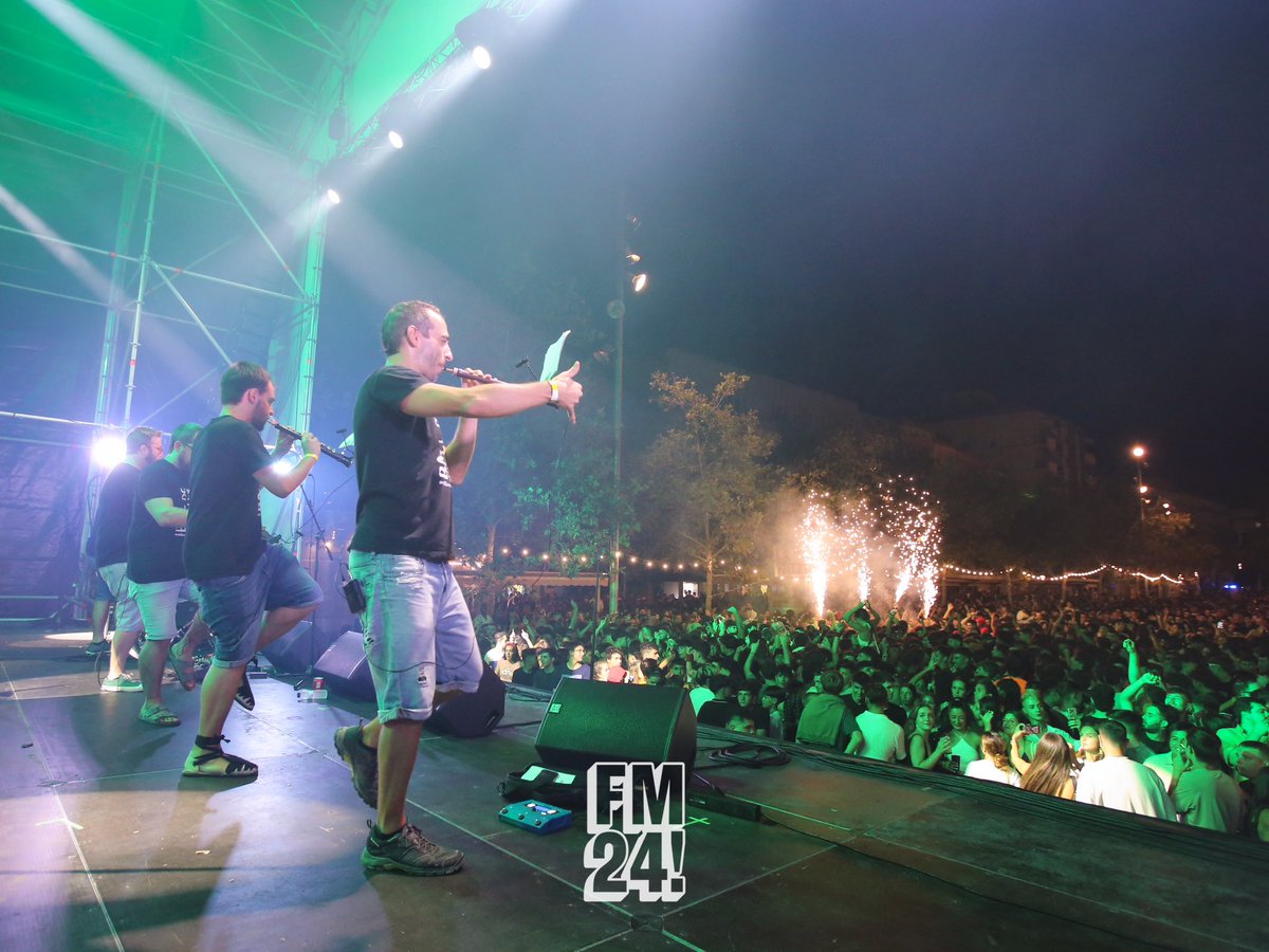 Ball de gralles a la Rambla de Sant Francesc amb <a href="/Canyador/">Canya d'Or</a> i <a href="/elsQuatrevents/">Grallers Els Quatrevents</a>. 

#fmvila #explosiva