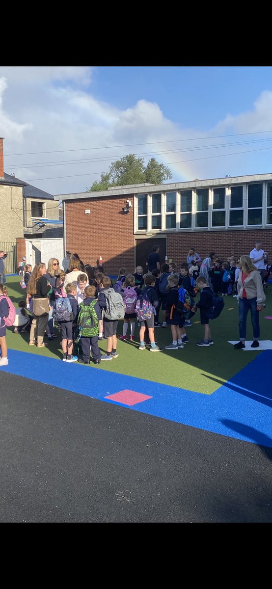 SBhride1917's tweet photo. Bhí an ghrian ag scoilteadh na gcloch maidin Déardaoin agus muid ag filleadh ar scoil arís. Bhí aitmasféar álainn ar láthair na scoile agus cuireadh fáilte ollmhór roimh ár bpáistí arís. 😊 https://t.co/dqUPuzocn3