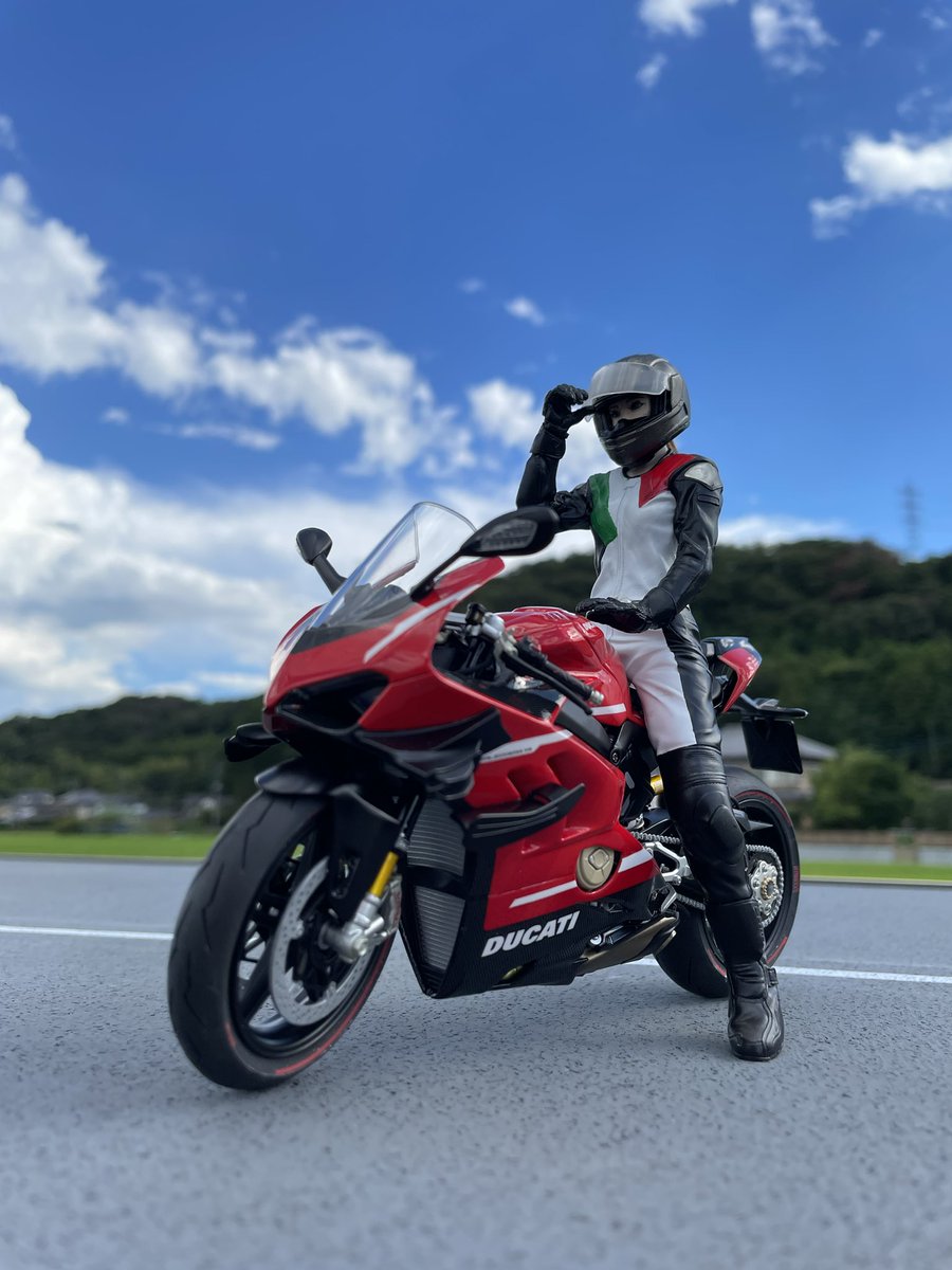 itoh_hirotaka's tweet photo. 8月完成に漕ぎ着けたのはライダー姉さん❣️
#今月作ったプラモ晒そうぜ
#バイクプラモ盛り上げ隊
#バイク模型が好きだ
#CLUB_M
#The_Womens_Rider
#tamiyainc
#tamiya_plamodel
#タミヤ
#DUCATI
#SUPERLEGGERA_V4 https://t.co/hMf9fYGRE3