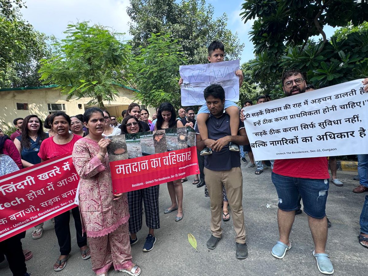 gsinglajourno's tweet image. #Gurgaon सुभाष चौक सेक्टर 33 स्थित #UnitechResidency के निवासियों ने कालोनी में बदतर बुनियादी सुविधाओं को लेकर किया प्रदर्शन। आगामी विधानसभा चुनावों का बहिष्कार करने का किया एलान। @MunCorpGurugram @DC_Gurugram @cmohry @NayabSainiBJP @dtcphry @OfficialGMDA