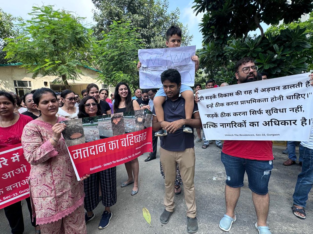 gsinglajourno's tweet image. #Gurgaon सुभाष चौक सेक्टर 33 स्थित #UnitechResidency के निवासियों ने कालोनी में बदतर बुनियादी सुविधाओं को लेकर किया प्रदर्शन। आगामी विधानसभा चुनावों का बहिष्कार करने का किया एलान। @MunCorpGurugram @DC_Gurugram @cmohry @NayabSainiBJP @dtcphry @OfficialGMDA