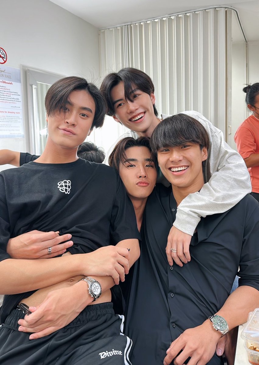 _FriendUnfriend's tweet photo. Together again today. Ohm and his bros, always supportive, always in the spirit of true brotherhood. 🥰
Enjoy the concert Ohm, have fun with the people who are your true sunshine ! 
🌞 Perth, Prom, Gemini🌞
#ohmpawat https://t.co/jfZGMEe9QI