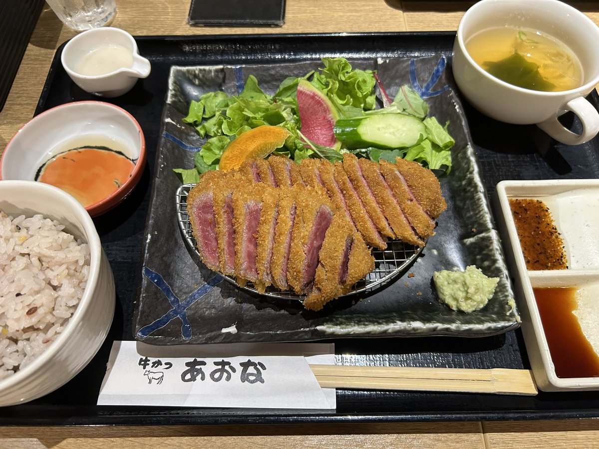 DIALOGUE_fan's tweet photo. 黒毛和牛霜降りの牛カツ���
十六穀米,汁物おかわり自由…
くそうまうまでした、、、、 https://t.co/8lNykHbv4A