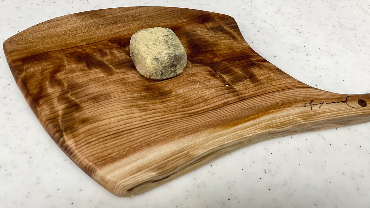 奈良のアンテナショップにカッティングボードを見に行くと、大好きな御城之口餅も売られていました。洋風に乗せられて心細そうな餅になってしました。杉の香りがとても豊かです🪵