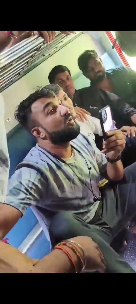 zoo_bear's tweet image. Update: One of the accused is identified as Aashu Avhad. Son of SRPF ( Special Reserved Police Force). They were all travelling to give a police exam in Mumbai. The accused are currently detailed ( Not arrested). The Victim has not filed a complaint yet. Police are trying to…