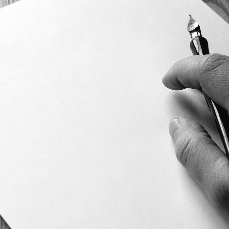 ال
أوراق 
وعاءُ الروح 
والحروف نزيفٌ من تلك الجروح .

والقلم 
يسبحُ بين الممنوع والمسموح ..