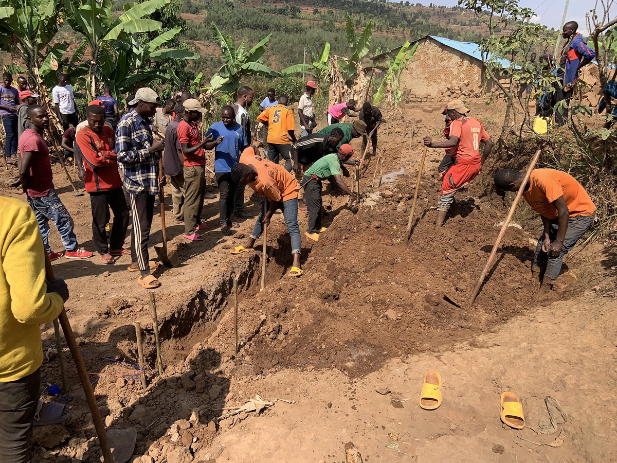 RwandaSouth's tweet photo. Umuganda rusange usoza ukwezi kwa Kanama 2024 ku rwego rw'Intara, wakorewe mu karere ka @HuyeDistrict, i #Gishamvu Akagari ka #Sholi. hubakiwe abatishoboye inzu 5. Witabiriwe n'abaturage bafatanyije n'ubuyobozi.. https://t.co/R7BpJk0bEY