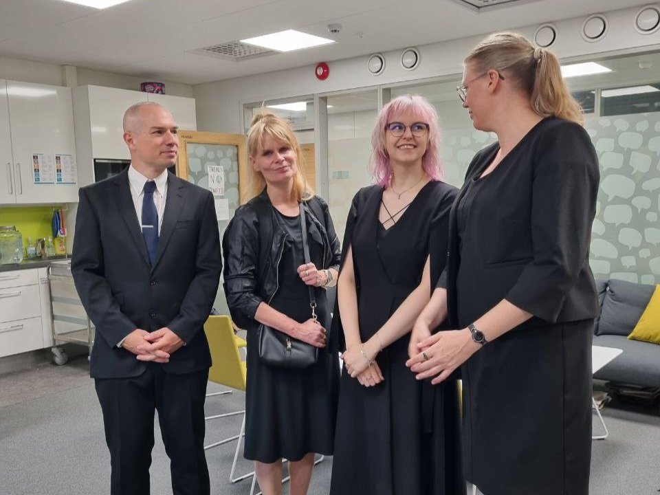 #PhDone ✨ <a href="/5tuartreeves/">😶 stuart reeves 😶</a>, thank you for such a thought-provoking and insightful discussion! #EMCA #HCI <a href="/UniOulu/">University of Oulu</a>