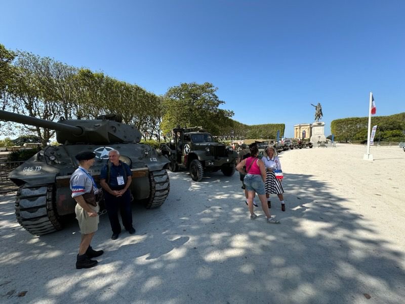 CoteMontpel's tweet photo. Les véhicules militaires sont en place sur la promenade du Peyrou et ils vous attendent avec nos reconstitueurs de l’association « Mémoires Languedoc 44 » ! 
#Montpellier fête les #80Ans de sa libération ! Rendez dès 16h pour le défilé vers la Comédie. @MDelafosse https://t.co/aymQKeP2QT
