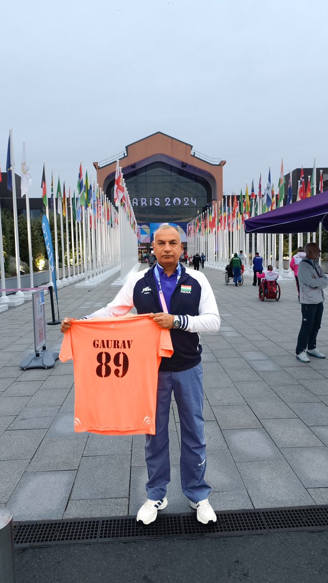 Lt Col Gaurav Dutta a veteran from the Brigade of Guards had lost his leg in a mine blast on the LoC when he was in his 20s. Greatly into swimming, cycling and rowing even after injury. Today he is the Coach cum Team Escort at #ParalímpicosParís2024