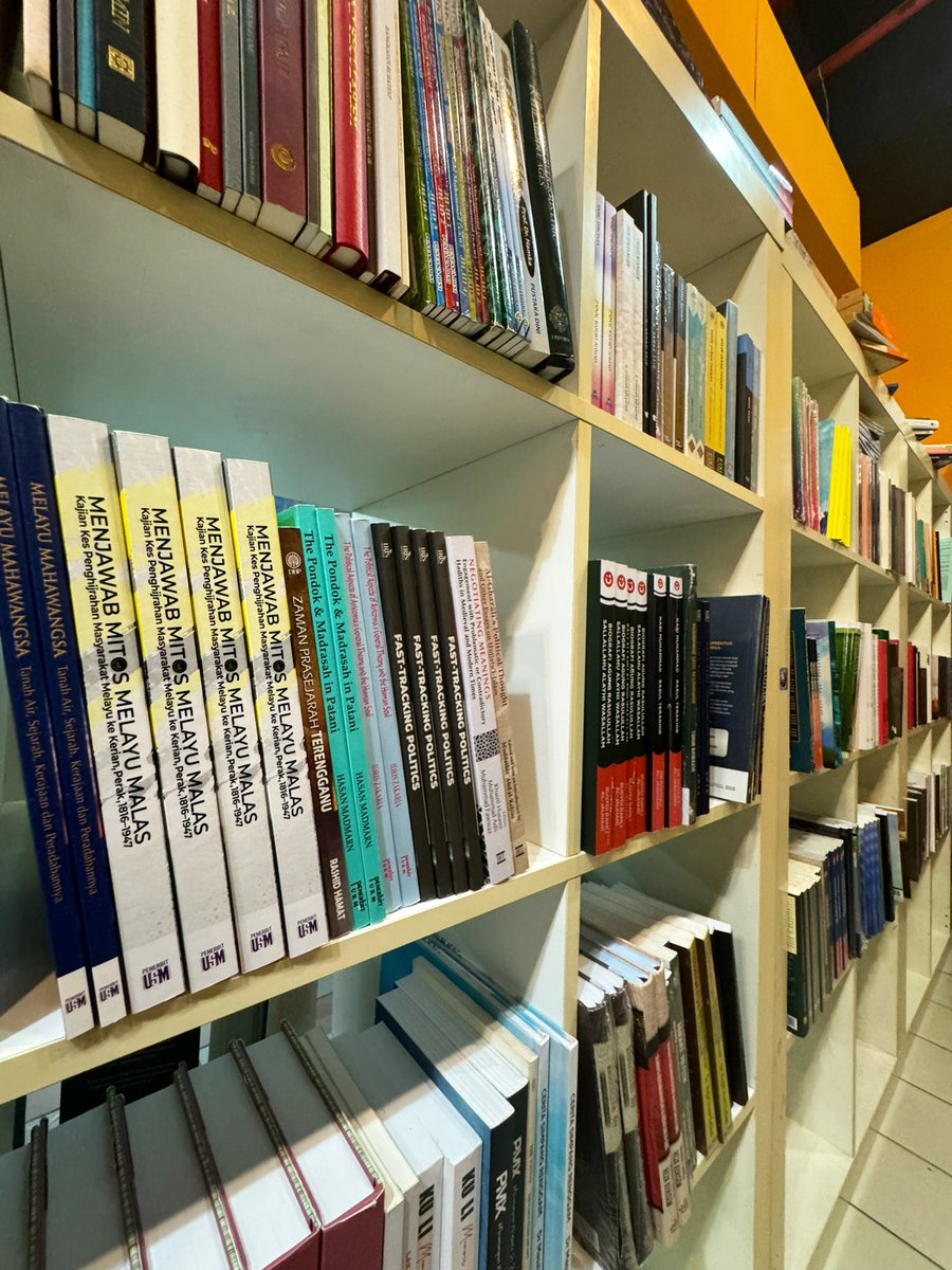 ImanDanialHakim's tweet photo. Tahniah @bibliobuku untuk cawangan baru di Bangi!

Pergi Hentian Kajang nak renew passport, takde isu bosan beratur dah

Singgah je Kedai Biblio Bangi, beli buku, baca sambil menunggu! 📚

Ada buku terpakai, ada buku baru!

📍Kedai Buku Biblio, Hentiang Kajang, Jalan Reko https://t.co/WXmdxxcjgv
