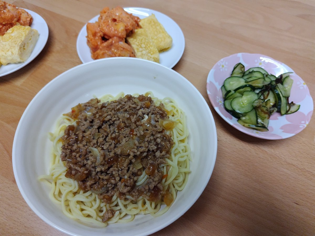 hedgehog_make_'s tweet image. ここ2日ほど料理の写真あげ忘れてました…！！！
1枚目…炸醤麺/エビマヨ/きゅうりの酢の物/だし巻き
2枚目…具だくさんチゲスープ
#ミクチャ配信
#料理女子発掘コンテスト
#ろんごはん
#自炊記録