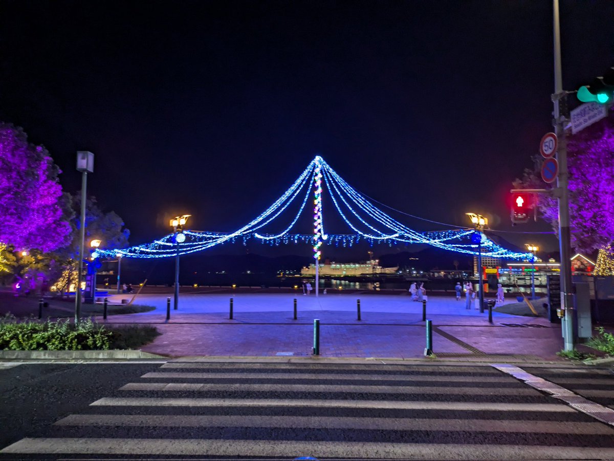 PlumTaka's tweet photo. 晩ごはん食べようと街に出たら道に迷って港に来た
#佐世保
#佐世保港 https://t.co/XaJvGWOSxl
