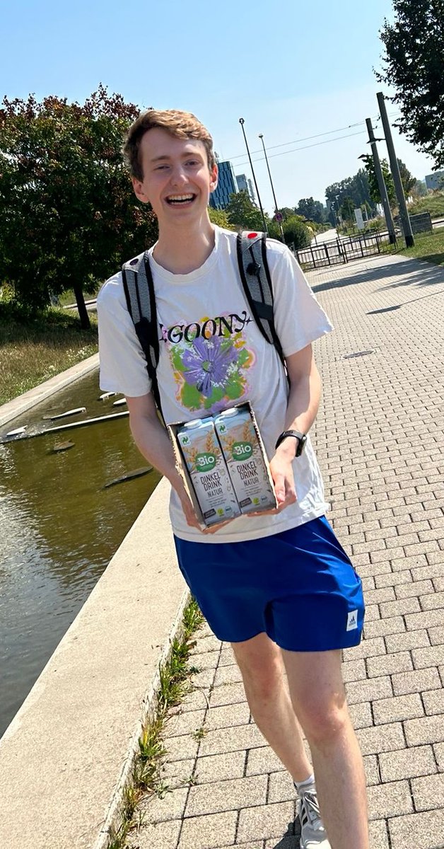 Daefanta's tweet image. Als #Dinkfluencer muss man natürlich auch regelmäßig die hauseigenen Vorräte auffüllen 🤠