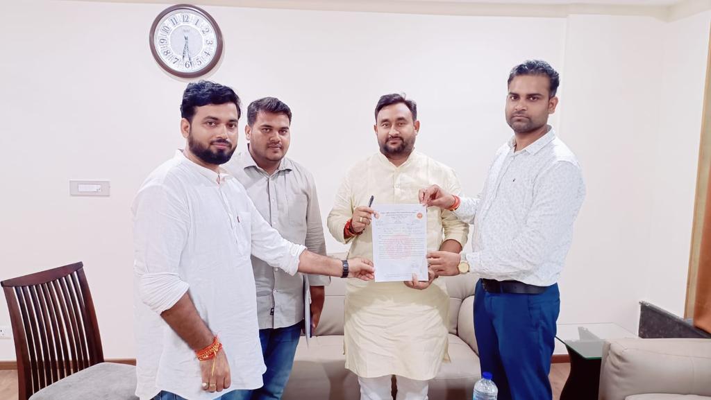 संयुक्त राष्ट्रीय स्वास्थ्य मिशन कर्मचारी संघ उ.प (@jnhmunion) on Twitter photo आज महामंत्री योगेश उपाध्याय जी के नेतृत्व <a href="/nhm_up/">NHM UP</a> के संविदा कर्मी की समस्याओं को लेकर मा. सांसद <a href="/MpDrBholaSingh/">Dr. Bhola Singh MP</a> जी को ज्ञापन दिया।उन्हें अवगत कराया कि आज भी लगातार चौथे दिन #CHO का धरना प्रदर्शन इको गार्डन चल रहा है|
<a href="/brajeshpathakup/">Brajesh Pathak</a> <a href="/myogiadityanath/">Yogi Adityanath</a> <a href="/UPTakOfficial/">UP Tak</a> <a href="/aajtak/">AajTak</a>
#AMS आज महामंत्री योगेश उपाध्याय जी के नेतृत्व <a href="/nhm_up/">NHM UP</a> के संविदा कर्मी की समस्याओं को लेकर मा. सांसद <a href="/MpDrBholaSingh/">Dr. Bhola Singh MP</a> जी को ज्ञापन दिया।उन्हें अवगत कराया कि आज भी लगातार चौथे दिन #CHO का धरना प्रदर्शन इको गार्डन चल रहा है|
<a href="/brajeshpathakup/">Brajesh Pathak</a> <a href="/myogiadityanath/">Yogi Adityanath</a> <a href="/UPTakOfficial/">UP Tak</a> <a href="/aajtak/">AajTak</a>
#AMS