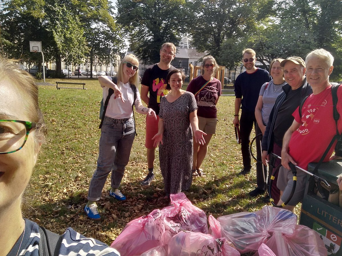 Huge thanks to the 11 volunteers who turned out today in Riverside and collected 24 bags of rubbish!! And finally we had sunshine 🔆🙂! Fly tipping also reported. Diolch pawb!