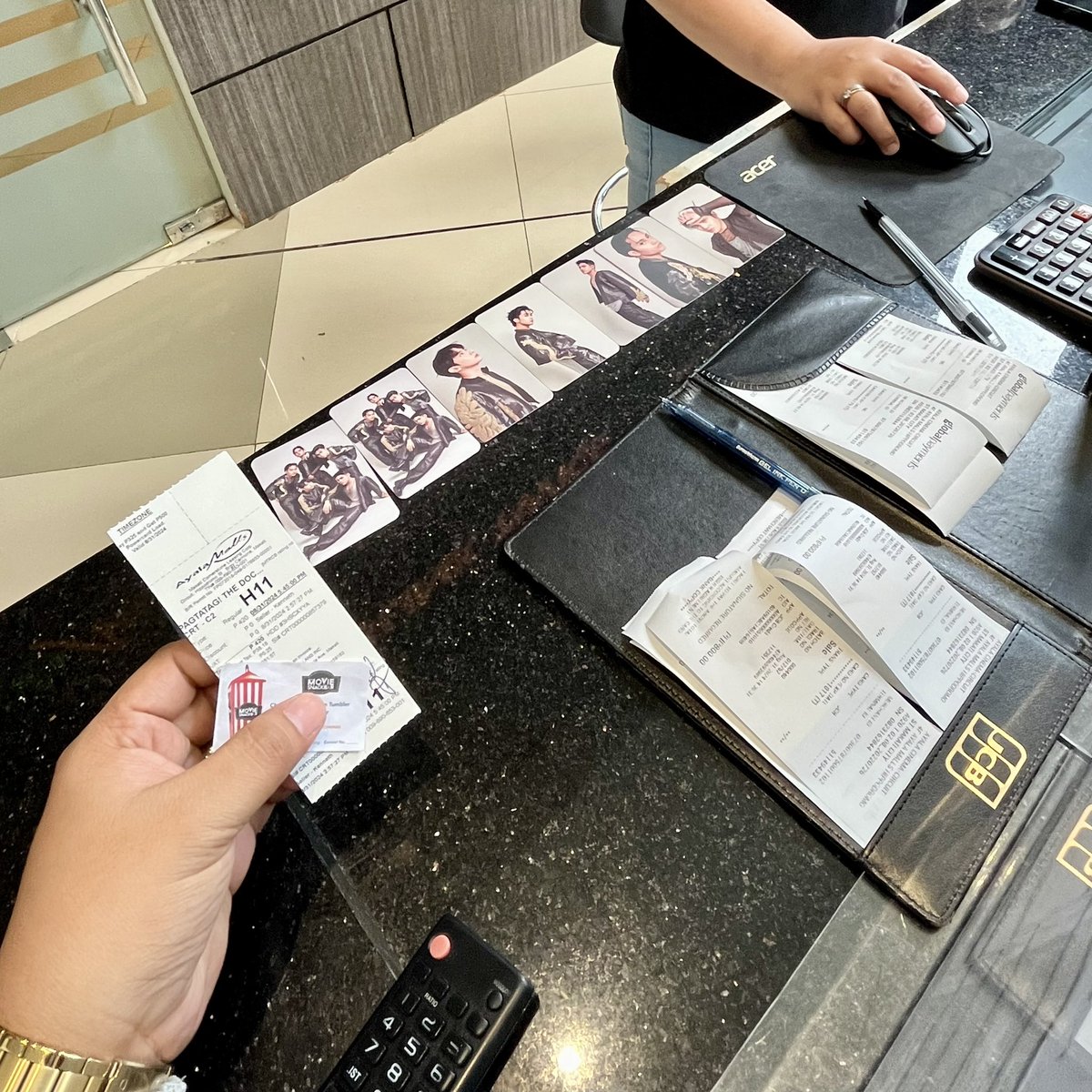 gcsimangan's tweet photo. Cut ng #PagtatagDocumentary sa Ayala Malls Circuit, may free photo card 😅 https://t.co/kerWPrpUuq