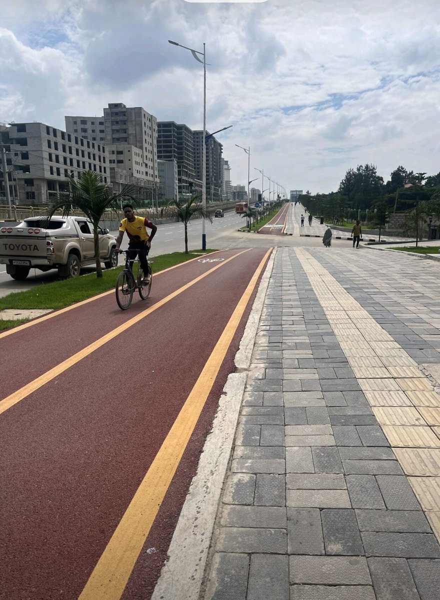 johnsonkilangi's tweet image. Addis on an ambitious plan to build Africa&apos;s longest safe walking and cycling lanes in the city. #SustainableInfrastructure #InclusiveInfrastructure
Kwako @SakajaJohnson