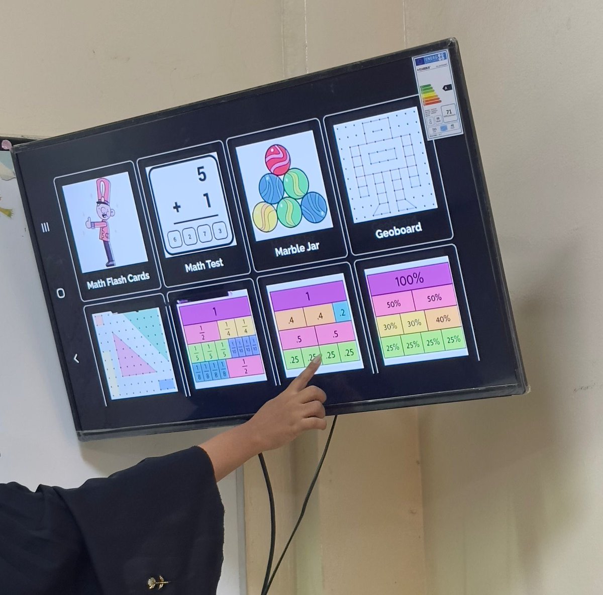 قدمت أ. فاطمة الكلباني معلمة الرياضيات للجماعة مشغل بعنوان 
Toy theater 

#الانماء_المهني_بسودة العطاء