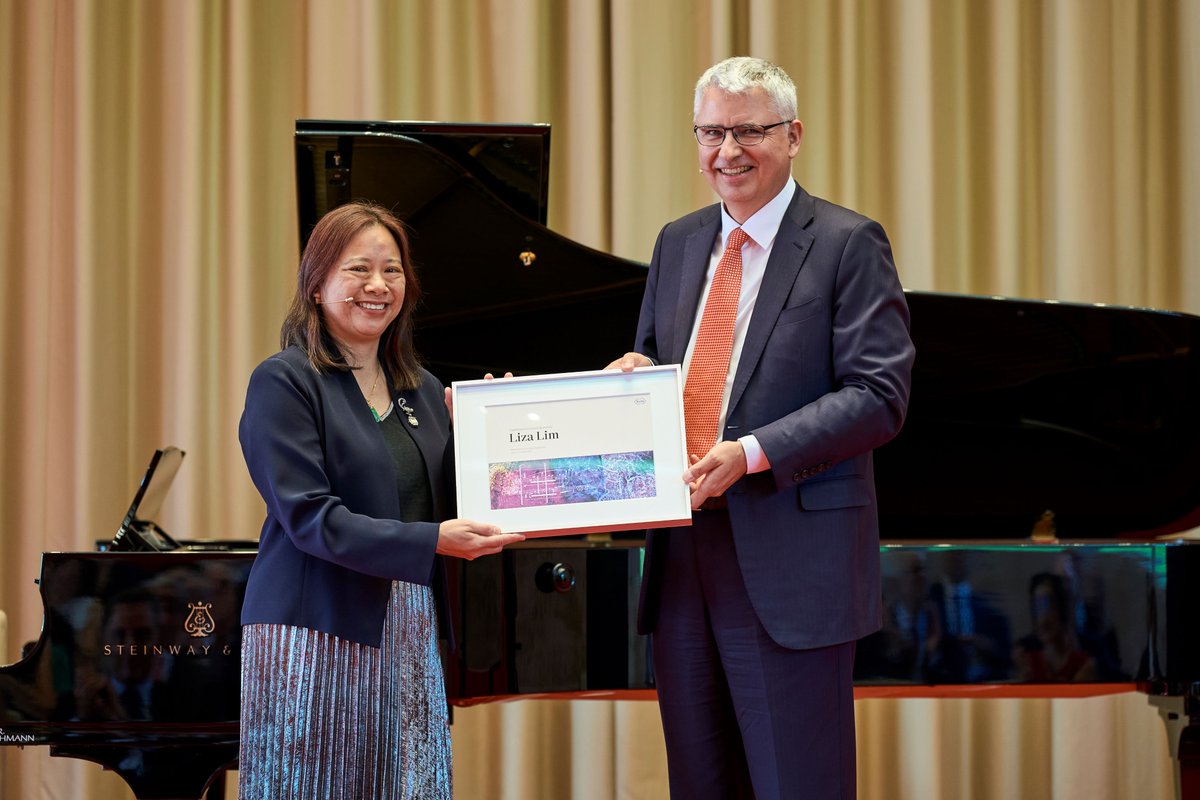 In a festive ceremony, the 13th "<a href="/Roche/">Roche</a> Commissions" was officially awarded to Australian composer Liza Lim today. 

Lim will compose a work for large orchestra to be presented at the 2026 Summer Festival by the #LucerneFestivalContemporaryOrchestra (LFCO).