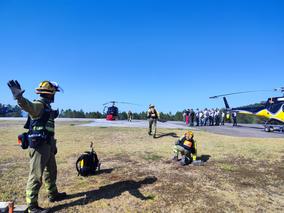 incendios085's tweet photo. Hoxe remata a estadía en Galicia da delegación de bombeiros de Estonia que intercambiaron experiencias co SPIF da @Xunta.

Trasladamos o noso agradecemento pola súa colaboración, compartindo coñecementos e traballando co dispositivo de loita contra os lumes.

Aitäh! @paasteamet https://t.co/IDLjDGQquZ